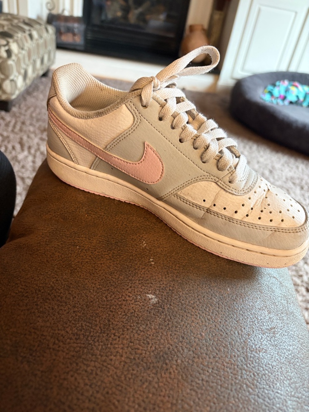 Nike Women’s Low-Top Sneaker in Light Gray with Pink Swoosh